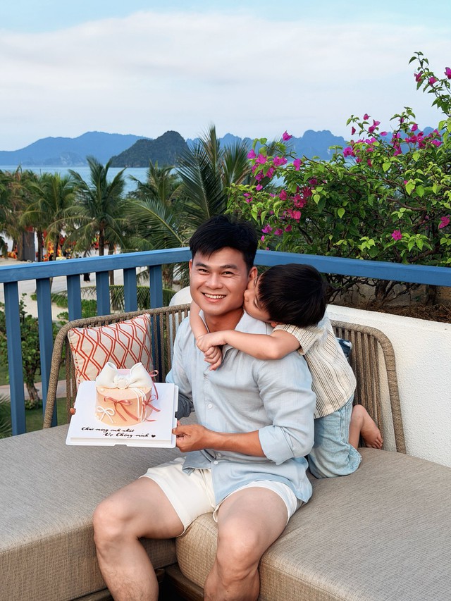 Nh&acirc;n sinh nhật chồng Đại &uacute;y, H&ograve;a Minzy nhắn nhủ: 'Anh h&atilde;y y&ecirc;n t&acirc;m c&ocirc;ng t&aacute;c, em v&agrave; con lu&ocirc;n ở ph&iacute;a sau l&agrave; hậu phương' - Ảnh 4.