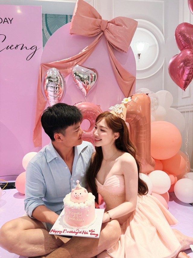 Nh&acirc;n sinh nhật chồng Đại &uacute;y, H&ograve;a Minzy nhắn nhủ: 'Anh h&atilde;y y&ecirc;n t&acirc;m c&ocirc;ng t&aacute;c, em v&agrave; con lu&ocirc;n ở ph&iacute;a sau l&agrave; hậu phương' - Ảnh 5.