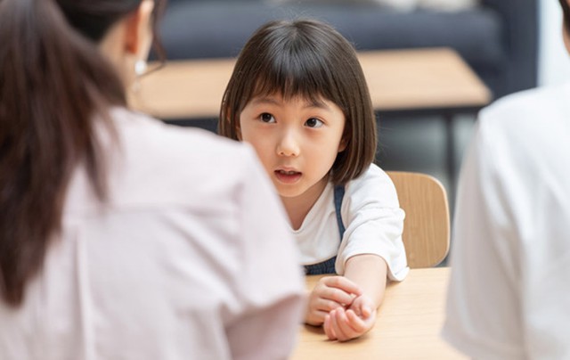 Cha mẹ c&agrave;ng hay n&oacute;i 4 điều n&agrave;y, con c&aacute;i c&agrave;ng dễ tổn thương v&agrave; xa c&aacute;ch - Ảnh 1.
