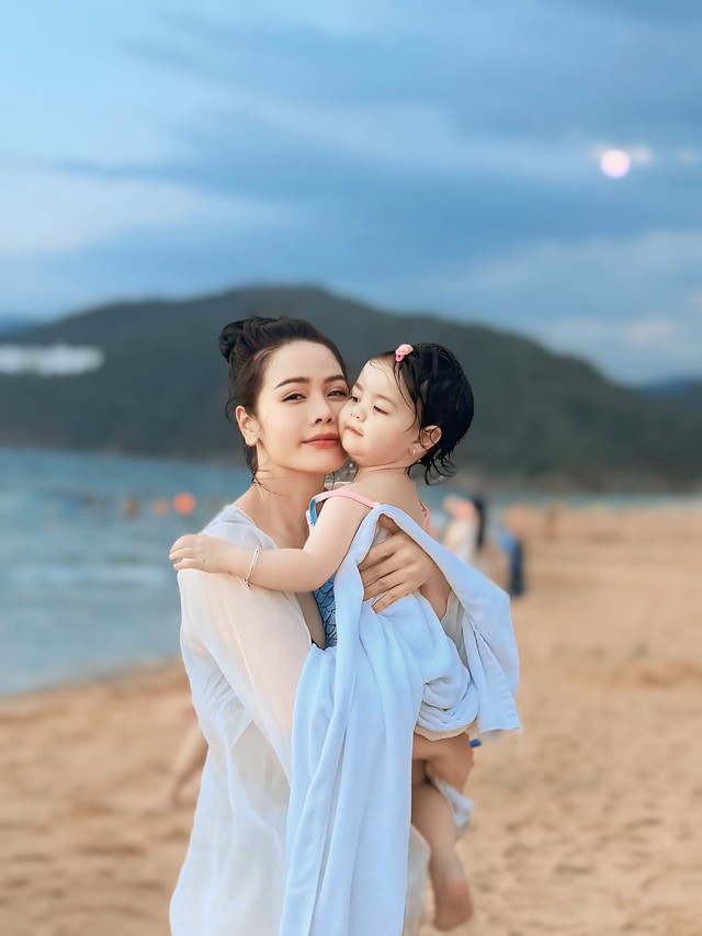 Tin sao ngày 1/6: Nhật Kim Anh lần đầu đưa con gái đi tắm biển, Trương Quỳnh Anh gây chú ý ở tuổi 37 - Ảnh 5. Tin sao ngày 1/6: Nhật Kim Anh lần đầu đưa con gái đi tắm biển, Trương Quỳnh Anh gây chú ý ở tuổi 37 - Ảnh 5.