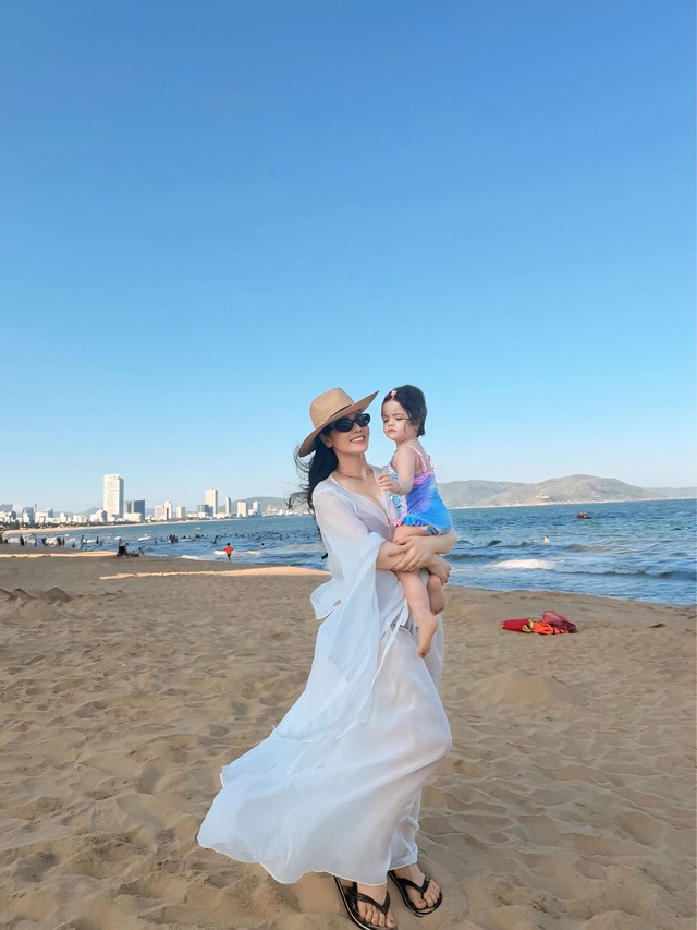 Tin sao ngày 1/6: Nhật Kim Anh lần đầu đưa con gái đi tắm biển, Trương Quỳnh Anh gây chú ý ở tuổi 37 - Ảnh 6. Tin sao ngày 1/6: Nhật Kim Anh lần đầu đưa con gái đi tắm biển, Trương Quỳnh Anh gây chú ý ở tuổi 37 - Ảnh 6.
