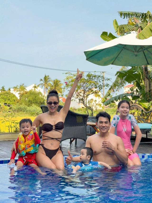 Tin sao ngày 1/6: Nhật Kim Anh lần đầu đưa con gái đi tắm biển, Trương Quỳnh Anh gây chú ý ở tuổi 37 - Ảnh 4. Tin sao ngày 1/6: Nhật Kim Anh lần đầu đưa con gái đi tắm biển, Trương Quỳnh Anh gây chú ý ở tuổi 37 - Ảnh 4.