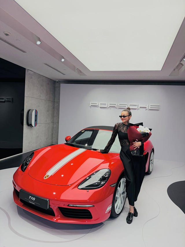 Si&ecirc;u mẫu Thanh Hằng tậu Porsche gần 5 tỷ đồng mừng sinh nhật độc đ&aacute;o - Ảnh 3.