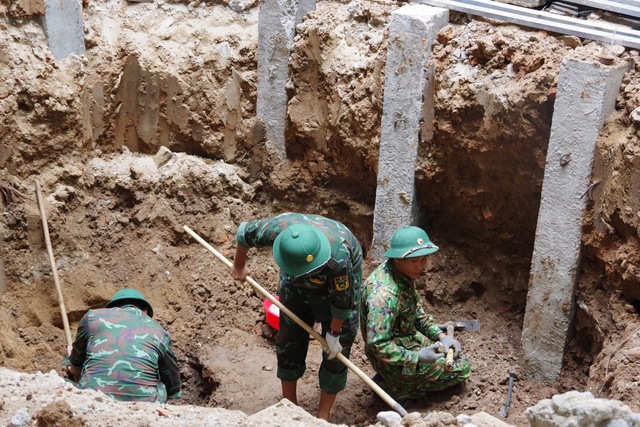 Ph&aacute;t hiện nhiều h&agrave;i cốt liệt sĩ tại c&ocirc;ng trường thi c&ocirc;ng bệnh viện - Ảnh 1.