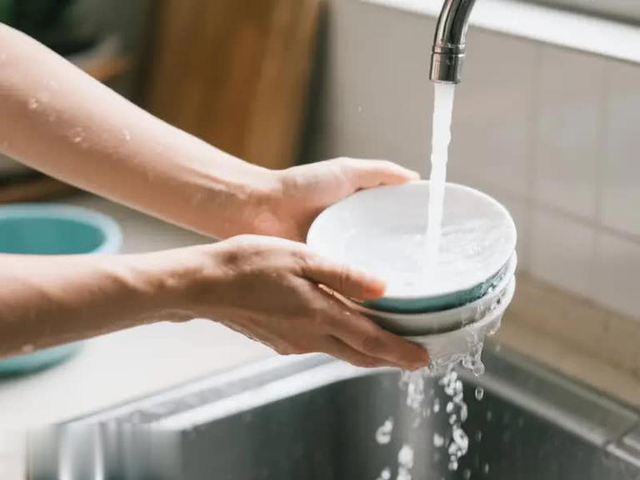 5 thói quen rửa bát sai cách làm tăng nguy cơ vi khuẩn trên bát đũa, nhiều gia đình mắc phải - Ảnh 1. 5 thói quen rửa bát sai cách làm tăng nguy cơ vi khuẩn trên bát đũa, nhiều gia đình mắc phải - Ảnh 1.