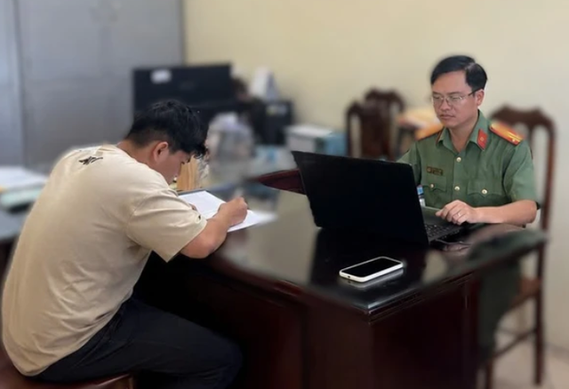 Tin s&aacute;ng 12/6: Quang Dũng, Jennifer Phạm dự lễ tốt nghiệp của con trai; hơn 1,2 triệu th&iacute; sinh ho&agrave;n th&agrave;nh ng&agrave;y thi đầu ti&ecirc;n - Ảnh 3.