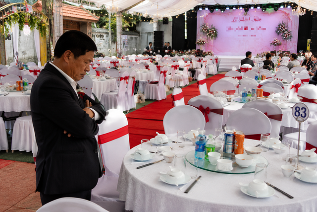 Đặt 100 b&agrave;n tiệc ho&agrave;nh tr&aacute;ng cho đ&aacute;m cưới con trai, ch&uacute; t&ocirc;i &ecirc; chề v&igrave; d&acirc;n l&agrave;ng kh&ocirc;ng một ai đến - Ảnh 1.