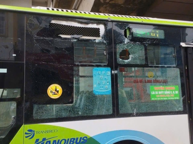 Hà Nội: Vữa rơi từ trần nhà ga Văn Khê trúng xe buýt BRT đang chạy, hành khách một phen hoảng loạn - Ảnh 2. Hà Nội: Vữa rơi từ trần nhà ga Văn Khê trúng xe buýt BRT đang chạy, hành khách một phen hoảng loạn - Ảnh 2.