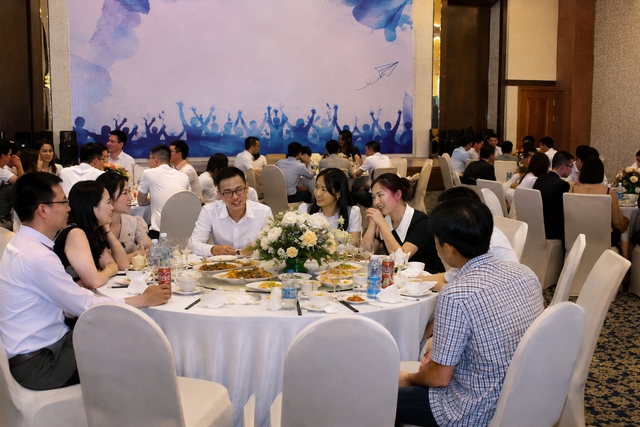 Đi họp lớp sau nhiều năm, t&ocirc;i sốc nặng khi bị ph&acirc;n chia đẳng cấp ngay từ chỗ ngồi - Ảnh 1.