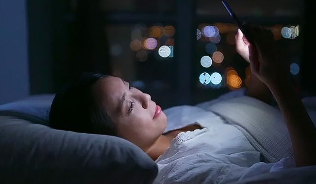 Th&oacute;i quen l&agrave;m hỏng mắt nhanh nhất kh&ocirc;ng phải nh&igrave;n điện thoại, rất nhiều người đang l&agrave;m mỗi ng&agrave;y - Ảnh 2.
