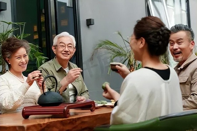 Nếu c&ograve;n dư tiền sau tuổi 60, đừng tiếc: 3 khoản chi gi&uacute;p tuổi gi&agrave; bớt khổ, con ch&aacute;u cũng nhẹ g&aacute;nh - Ảnh 1.