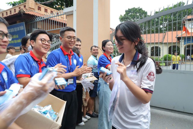 Tin s&aacute;ng 12/6: Quang Dũng, Jennifer Phạm dự lễ tốt nghiệp của con trai; hơn 1,2 triệu th&iacute; sinh ho&agrave;n th&agrave;nh ng&agrave;y thi đầu ti&ecirc;n - Ảnh 5.