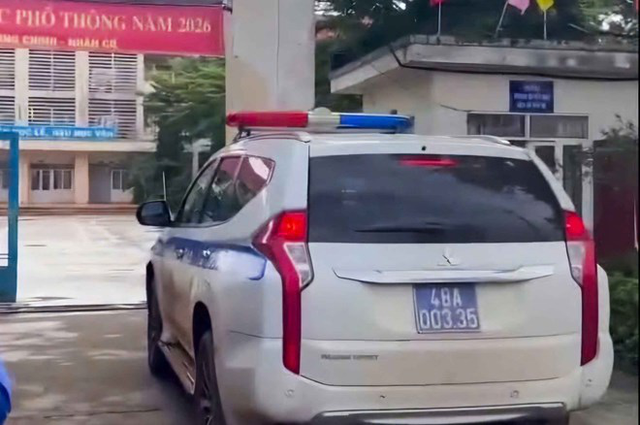 Cảnh sát giao thông kịp thời hỗ trợ nữ sinh vượt 40 km về nhà lấy giấy tờ dự thi tốt nghiệp THPT 2026 - Ảnh 2.