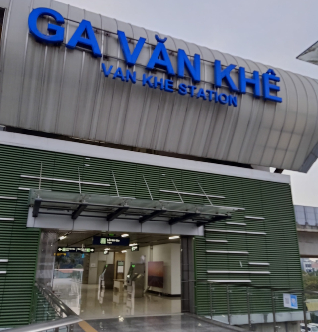 Nhà ga Văn Khê mới sử dụng 4 năm đã xuất hiện mảng vữa rơi trúng xe buýt BRT, ai đảm bảo sự cố không tái diễn? - Ảnh 3. Nhà ga Văn Khê mới sử dụng 4 năm đã xuất hiện mảng vữa rơi trúng xe buýt BRT, ai đảm bảo sự cố không tái diễn? - Ảnh 3.