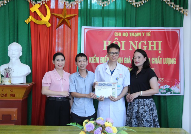 Vòng tay nhân ái: Hơn 15 triệu đồng hỗ trợ bác sĩ trẻ mắc suy thận - Ảnh 1. Vòng tay nhân ái: Hơn 15 triệu đồng hỗ trợ bác sĩ trẻ mắc suy thận - Ảnh 1.