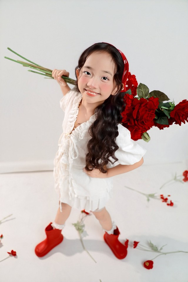 Con gái Khánh Thi tròn 8 tuổi biết yêu thương, nhường nhịn mọi người - Ảnh 10. Con gái Khánh Thi tròn 8 tuổi biết yêu thương, nhường nhịn mọi người - Ảnh 10.