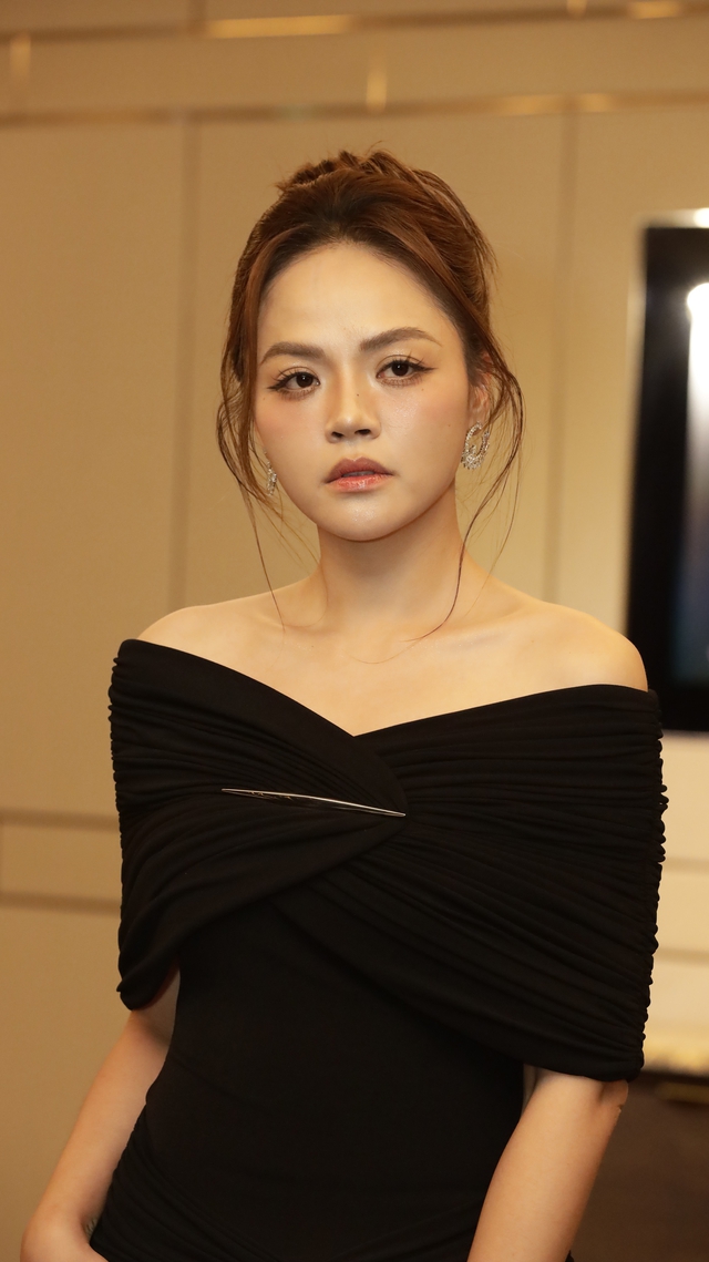 Thu Quỳnh 'đọ sắc' c&ugrave;ng Việt Hoa, C&ugrave; Thị Tr&agrave; - Ảnh 1.