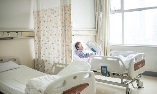 Từng tin con c&aacute;i l&agrave; chỗ dựa tuổi gi&agrave;, t&ocirc;i tỉnh ngộ sau 5 ng&agrave;y nằm viện một m&igrave;nh - Ảnh 1.