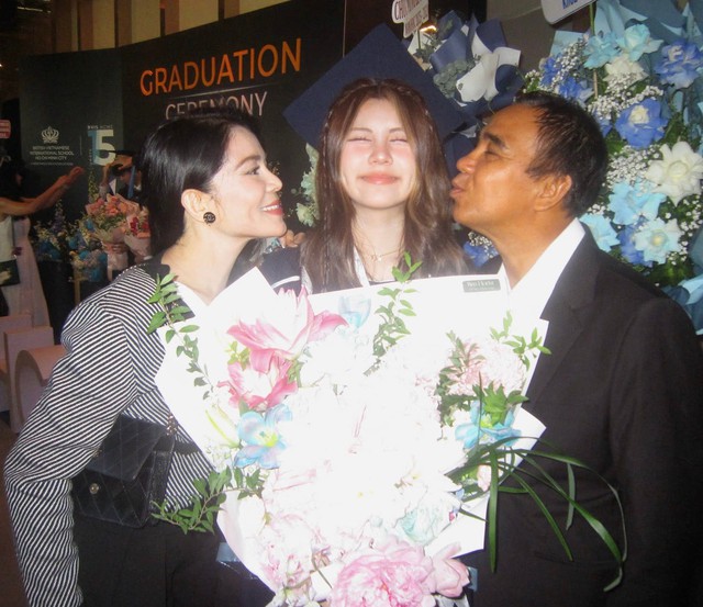 Quyền Linh và con gái Hạt Dẻ tỏa sáng trong ngày tốt nghiệp đặc biệt - Ảnh 6. Quyền Linh và con gái Hạt Dẻ tỏa sáng trong ngày tốt nghiệp đặc biệt - Ảnh 6.