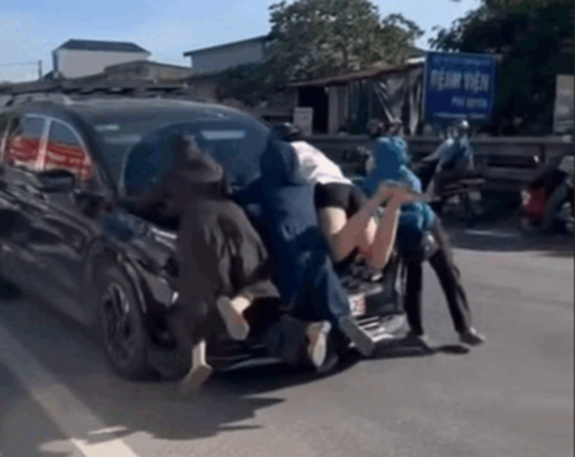 Hà Nội: Xôn xao cảnh ba người phụ nữ đu bám trên nắp capo xe ô tô con ở Phú Xuyên - Ảnh 1.
