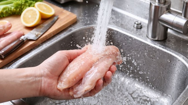 B&iacute; quyết tiết kiệm nước đơn giản gi&uacute;p giảm h&oacute;a đơn nước mỗi th&aacute;ng - Ảnh 2.