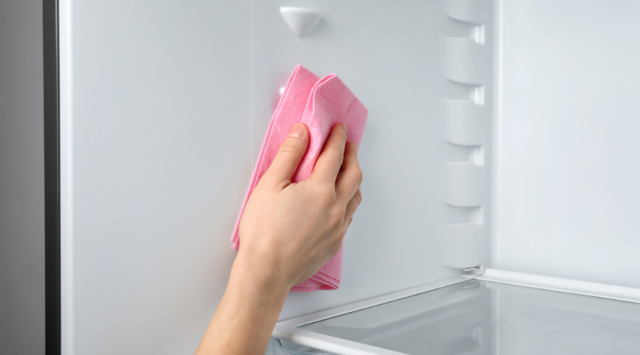 C&aacute;ch đ&aacute;nh bay m&ugrave;i nhựa tủ lạnh mới chỉ sau một đ&ecirc;m - Ảnh 1.