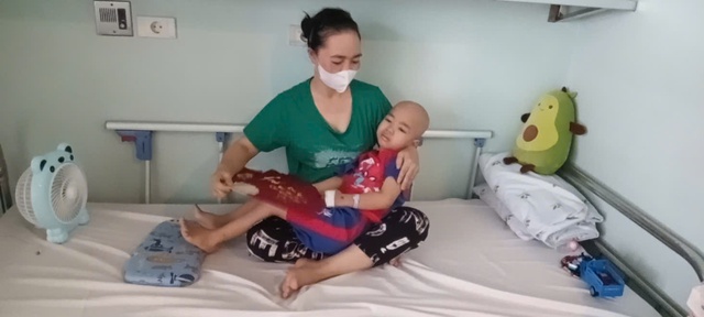 &ldquo;Cả đời t&ocirc;i chỉ biết đầu tắt mặt tối, giờ hai con bệnh nặng kh&ocirc;ng biết lấy g&igrave; cứu con&rdquo; - Ảnh 2.