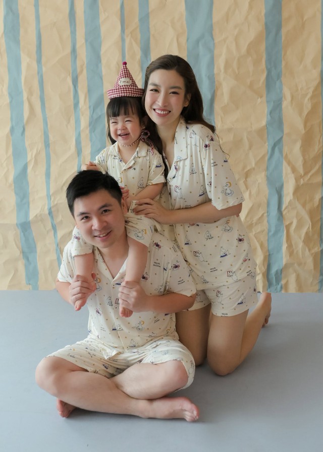Con g&aacute;i Đỗ Mỹ Linh đi biển c&ugrave;ng anh chị họ - Ảnh 2.