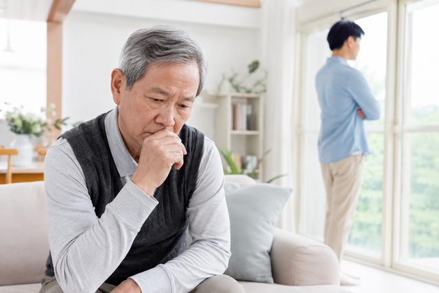 Từ niềm tự hào đến nỗi đau: Con trai tiến sĩ từ mặt cha chỉ vì một căn nhà - Ảnh 1.