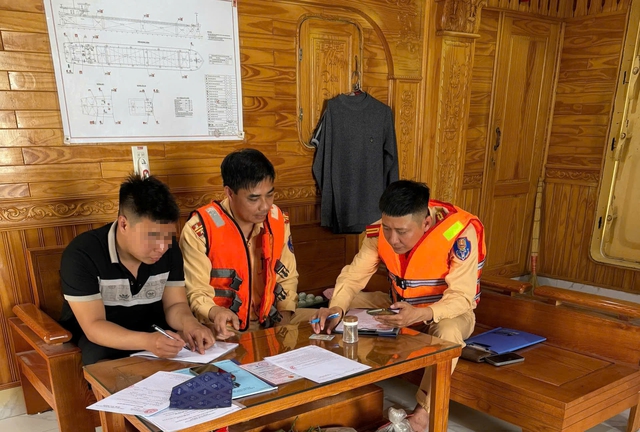 CSGT đường thủy Bến Hiệp kiểm tra nồng độ cồn tr&ecirc;n s&ocirc;ng Luộc Hưng Y&ecirc;n 2026 - Ảnh 3.