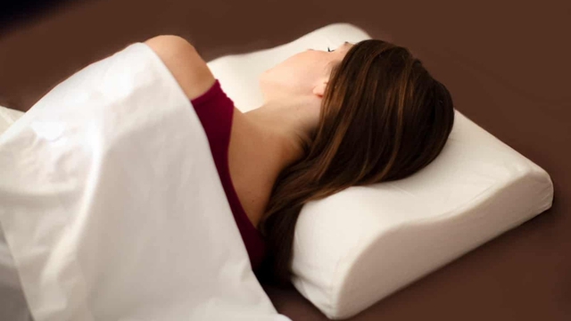 B&aacute;c sĩ cảnh b&aacute;o:Gối đầu qu&aacute; cao l&acirc;u ng&agrave;y c&oacute; thể ảnh hưởng cột sống cổ v&agrave; chất lượng giấc ngủ - Ảnh 5.