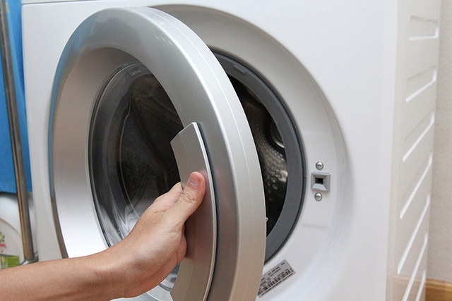 Máy giặt bị hôi: Ổ vi khuẩn ngầm khiến quần áo càng giặt càng bẩn - Ảnh 1.