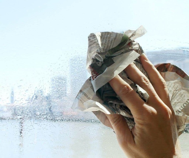 Mẹo làm sạch kính trong 1 phút dành riêng cho người siêu bận rộn - Ảnh 2.