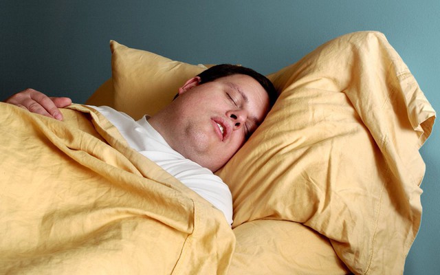 B&aacute;c sĩ cảnh b&aacute;o:Gối đầu qu&aacute; cao l&acirc;u ng&agrave;y c&oacute; thể ảnh hưởng cột sống cổ v&agrave; chất lượng giấc ngủ - Ảnh 2.