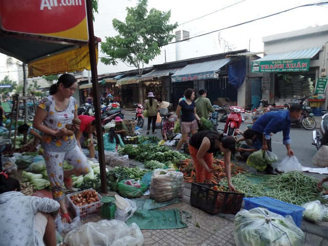 Lo lắng tiền điện th&aacute;ng 6 tăng mạnh, nhiều b&agrave; nội trợ 'to&aacute;t mồ h&ocirc;i' với &aacute;p lực chi ti&ecirc;u - Ảnh 1.