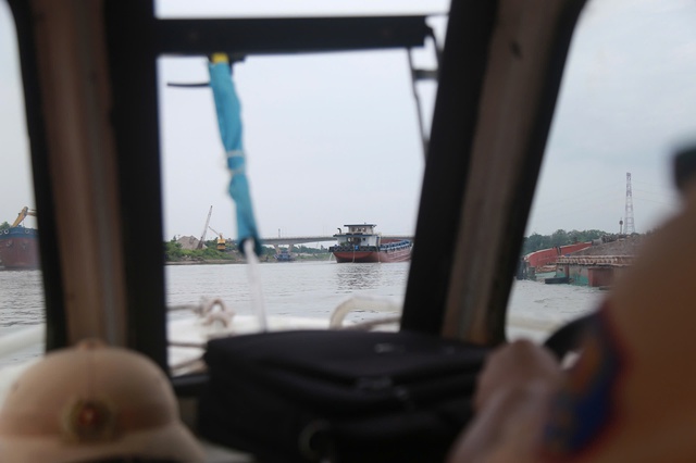 CSGT đường thủy Bến Hiệp kiểm tra nồng độ cồn tr&ecirc;n s&ocirc;ng Luộc Hưng Y&ecirc;n 2026 - Ảnh 1.