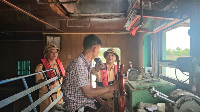 CSGT đường thủy Bến Hiệp kiểm tra nồng độ cồn tr&ecirc;n s&ocirc;ng Luộc Hưng Y&ecirc;n 2026 - Ảnh 4.