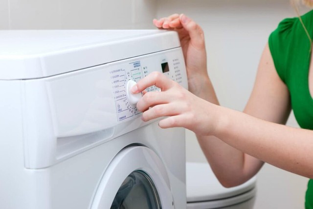 Mẹo cứu nguy chiếc m&aacute;y giặt l&ecirc;n nguồn nhưng kh&ocirc;ng chạy tại nh&agrave; - Ảnh 2.