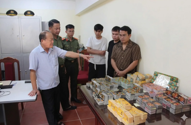 Bắt hai đối tượng cầm đầu đường dây lừa đảo bán vé cào trúng thưởng qua livestream - Ảnh 1.