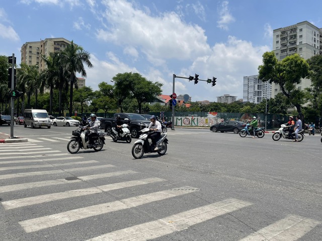 Người dân Hà Nội và miền Bắc tiếp tục hứng chịu kiểu thời tiết ngán ngẩm trước khi lại đón nắng nóng diện rộng - Ảnh 1.
