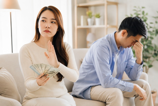 Chồng ly hôn sau 2 năm không nói chuyện vì quy định khó tin của vợ - Ảnh 1.
