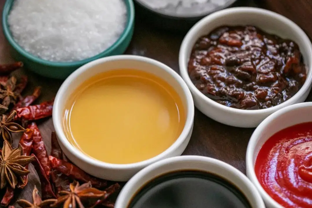 Loại gia vị nhiều nhà để ngay cạnh bếp đang âm thầm sinh độc tố: Kiểm tra ngay trước khi quá muộn - Ảnh 1.