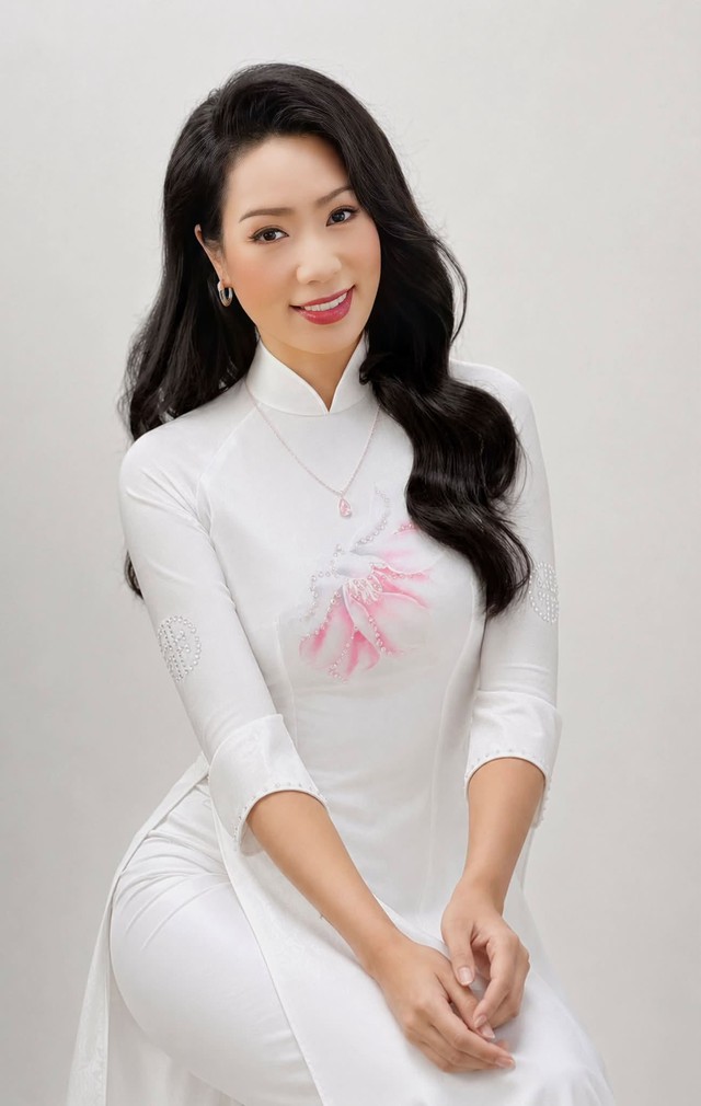 Diện &aacute;o d&agrave;i trắng ở tuổi trung ni&ecirc;n, &Aacute; hậu Trịnh Kim Chi g&acirc;y ch&uacute; &yacute; - Ảnh 1.