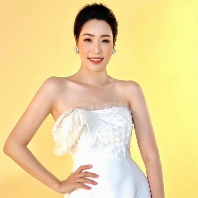 Diện &aacute;o d&agrave;i trắng ở tuổi trung ni&ecirc;n, &Aacute; hậu Trịnh Kim Chi g&acirc;y ch&uacute; &yacute; - Ảnh 2.