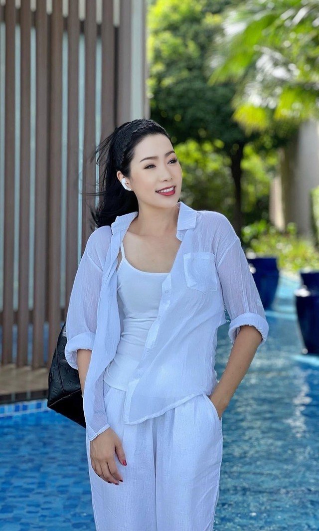 Diện &aacute;o d&agrave;i trắng ở tuổi trung ni&ecirc;n, &Aacute; hậu Trịnh Kim Chi g&acirc;y ch&uacute; &yacute; - Ảnh 3.