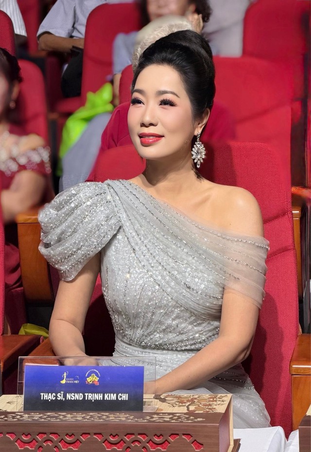 Diện &aacute;o d&agrave;i trắng ở tuổi trung ni&ecirc;n, &Aacute; hậu Trịnh Kim Chi g&acirc;y ch&uacute; &yacute; - Ảnh 4.