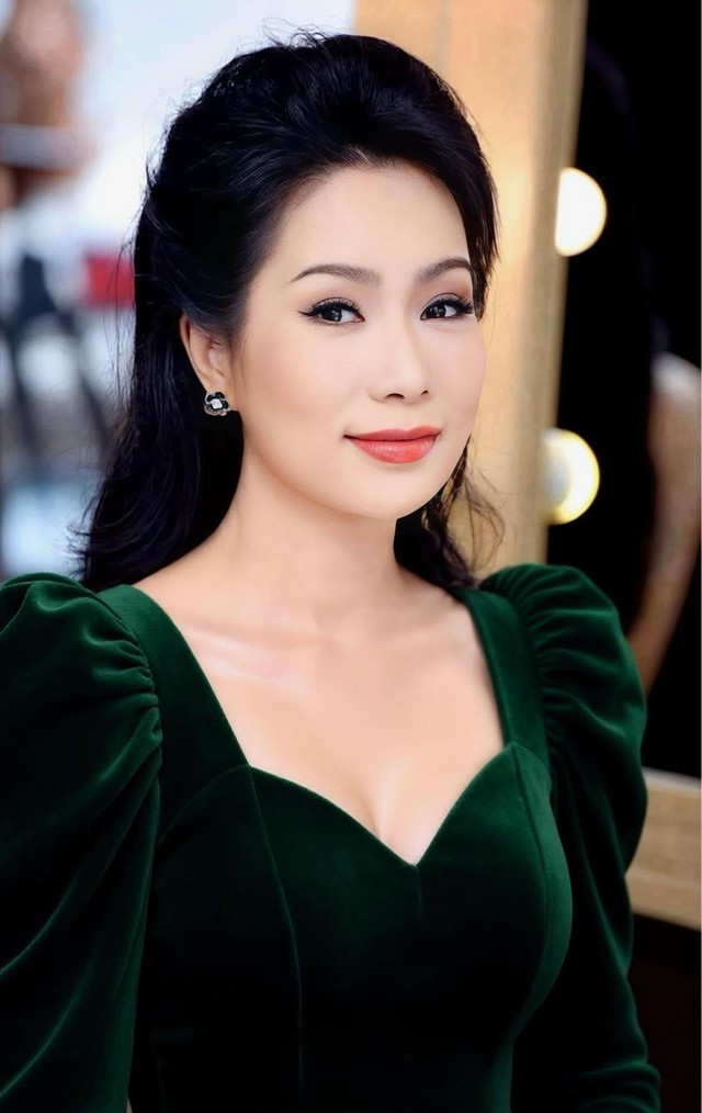 Diện &aacute;o d&agrave;i trắng ở tuổi trung ni&ecirc;n, &Aacute; hậu Trịnh Kim Chi g&acirc;y ch&uacute; &yacute; - Ảnh 5.
