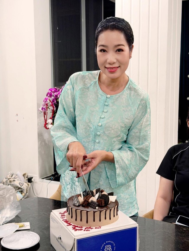 Diện &aacute;o d&agrave;i trắng ở tuổi trung ni&ecirc;n, &Aacute; hậu Trịnh Kim Chi g&acirc;y ch&uacute; &yacute; - Ảnh 6.