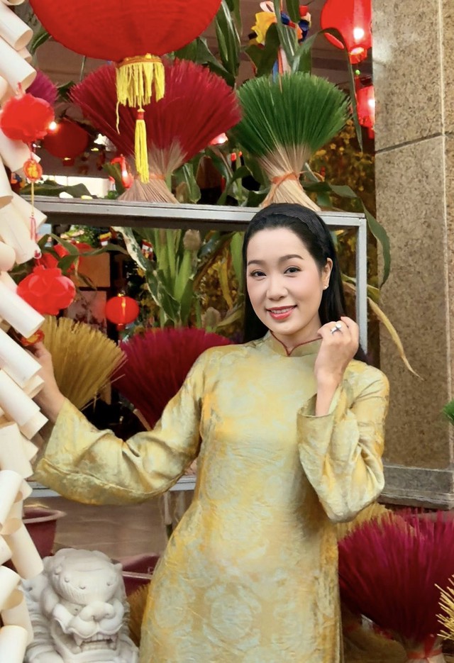 Diện &aacute;o d&agrave;i trắng ở tuổi trung ni&ecirc;n, &Aacute; hậu Trịnh Kim Chi g&acirc;y ch&uacute; &yacute; - Ảnh 9.