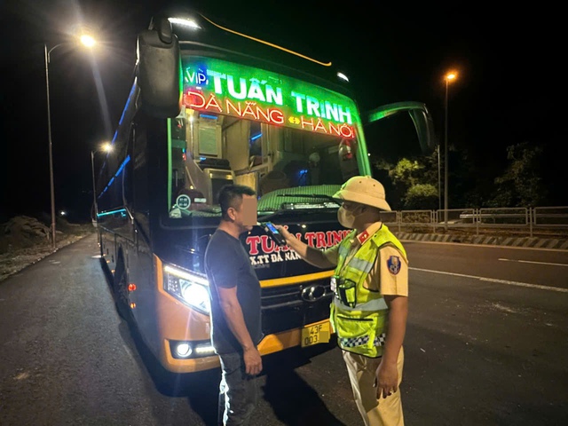 Đà Nẵng: Xử lý nhiều tài xế ngang nhiên chở hành khách khi trong người có nồng độ cồn - Ảnh 1. Đà Nẵng: Xử lý nhiều tài xế ngang nhiên chở hành khách khi trong người có nồng độ cồn - Ảnh 1.